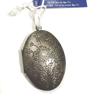 Vintage style, silver tone double side flower oval Locket 2009 new old stock